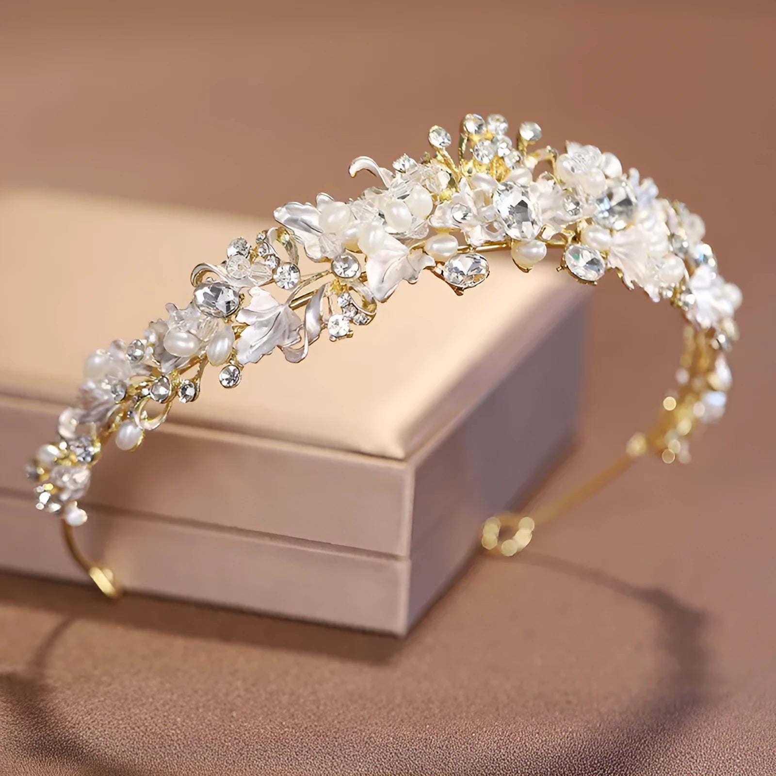 Pearl crown headdress for women in gold or silver alloy with electroplated finish