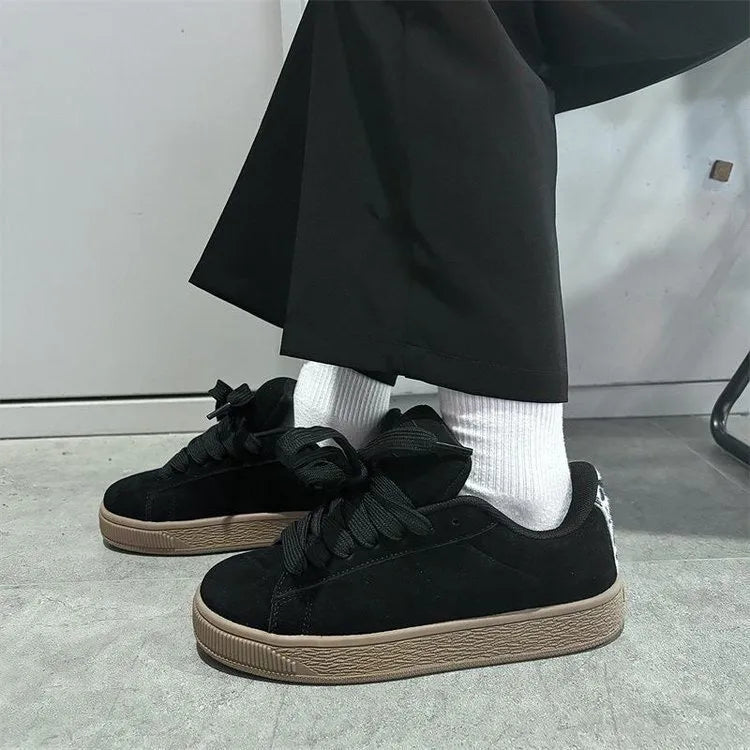 Black retro low-top sneakers with round toe and English muffin heel on waterproof platform