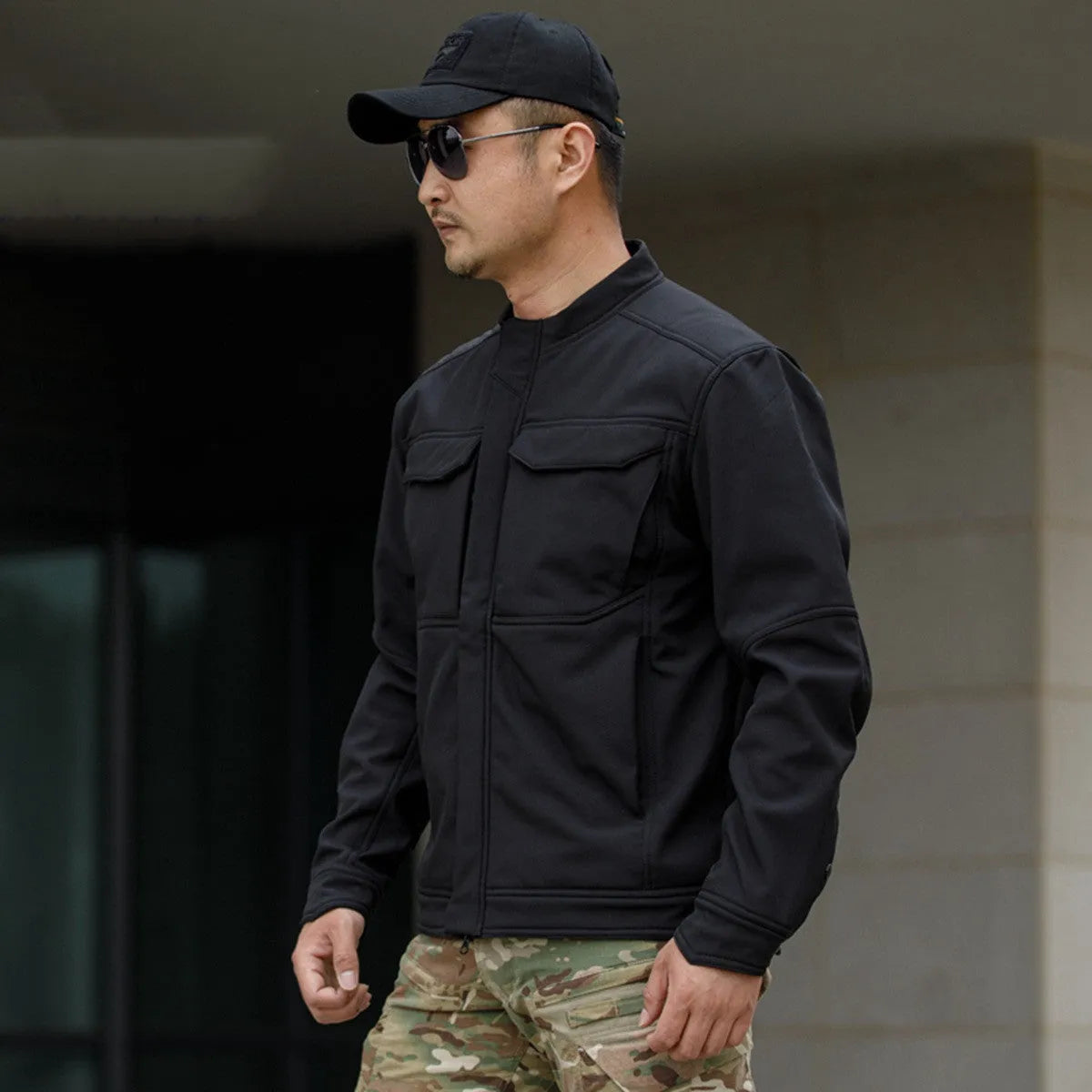 Black soft shell mountaineering jacket with polyester windproof and wear-resistant fabric for outdoor activities