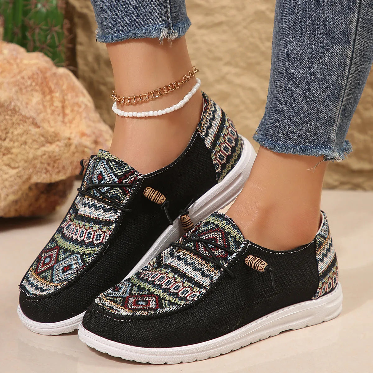 Women's flat round toe low-top shoes in black artificial PU with rubber sole