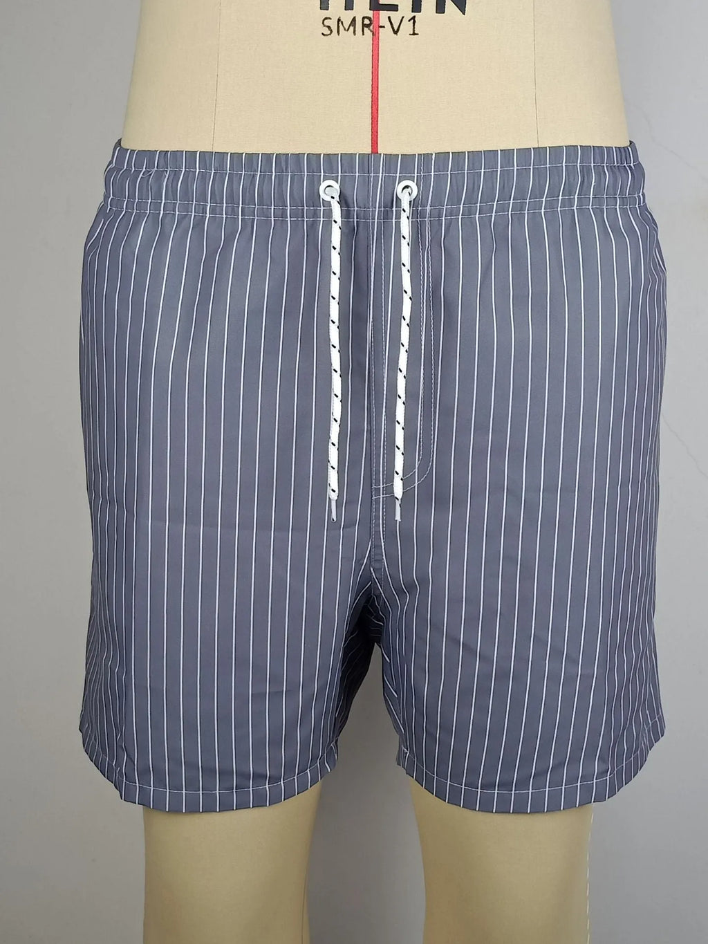 Striped men's beach shorts in navy blue with straight leg opening and polyester fabric