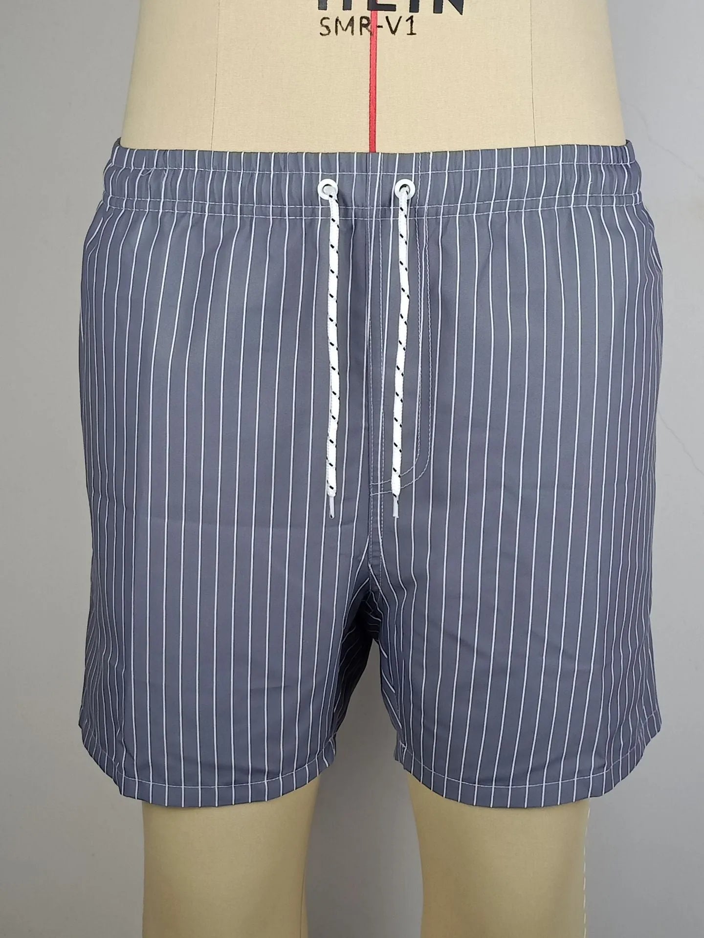 Striped men's beach shorts in navy blue with straight leg opening and polyester fabric