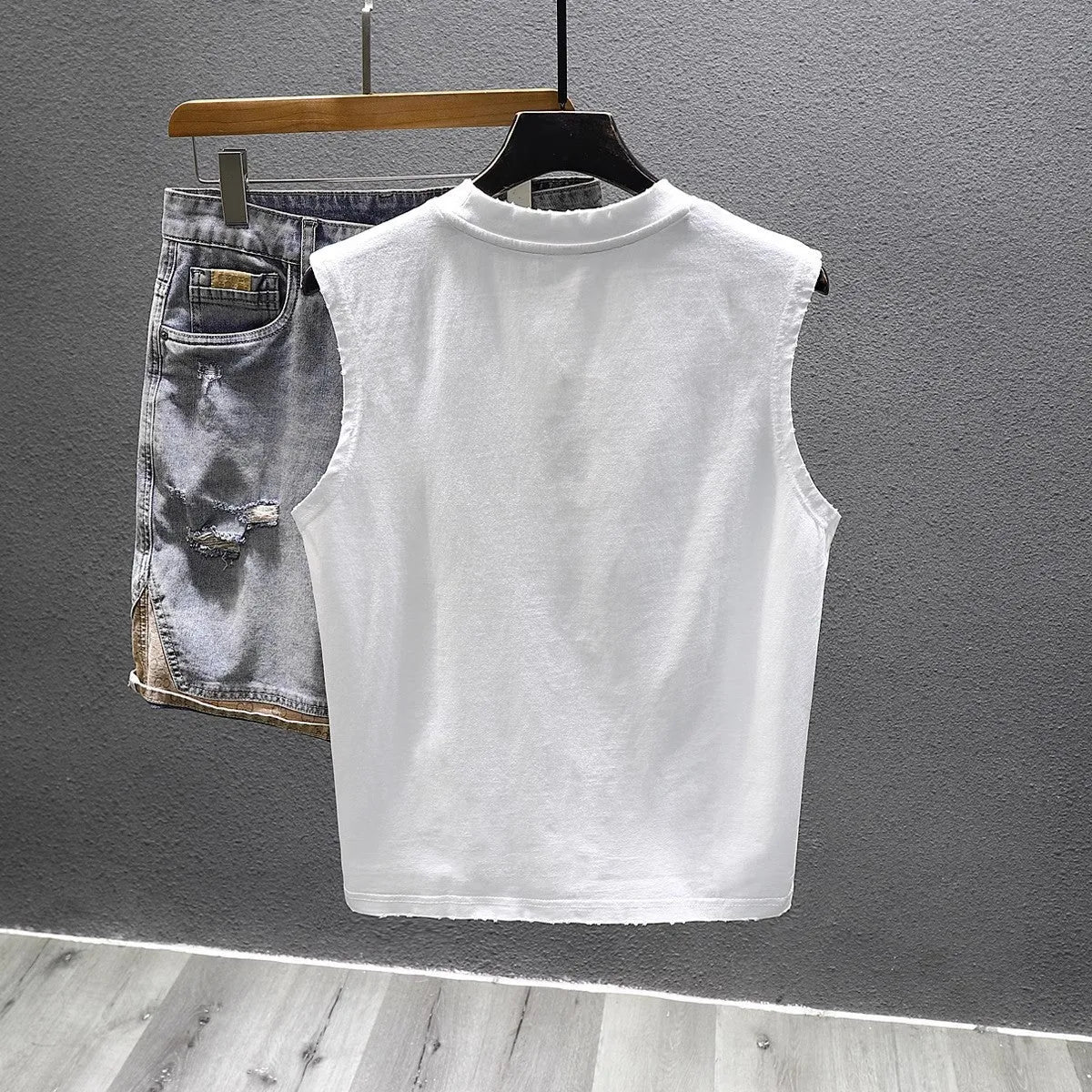 Solid colour sleeveless cotton fitness t-shirt in loose fit with straight hem design