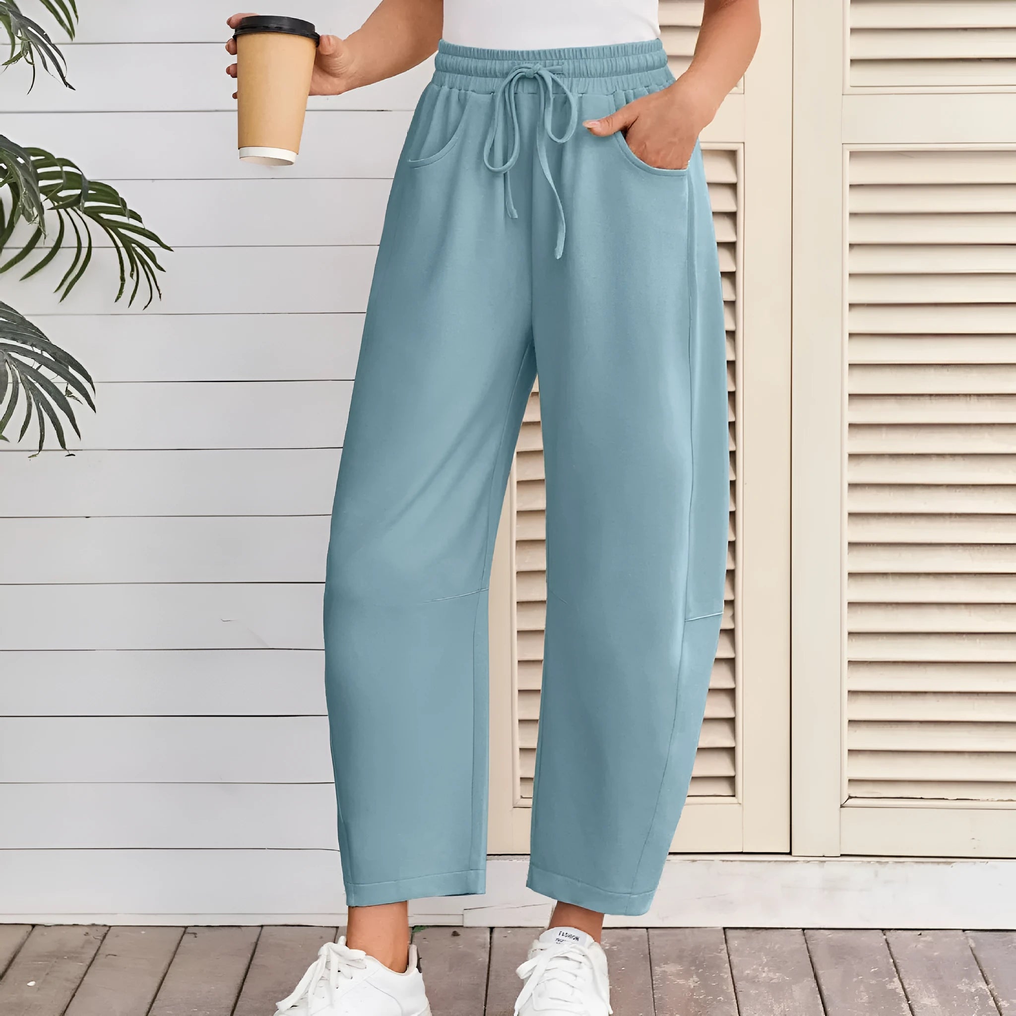 Loose cropped sweatpants with elastic drawstring waist and side pockets in cotton fabric