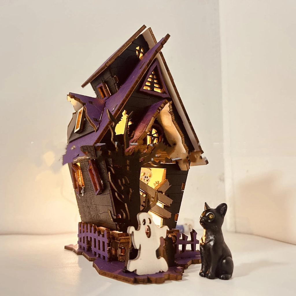 Wooden Halloween haunted house decoration with luminous paint, 14x10.5x19cm