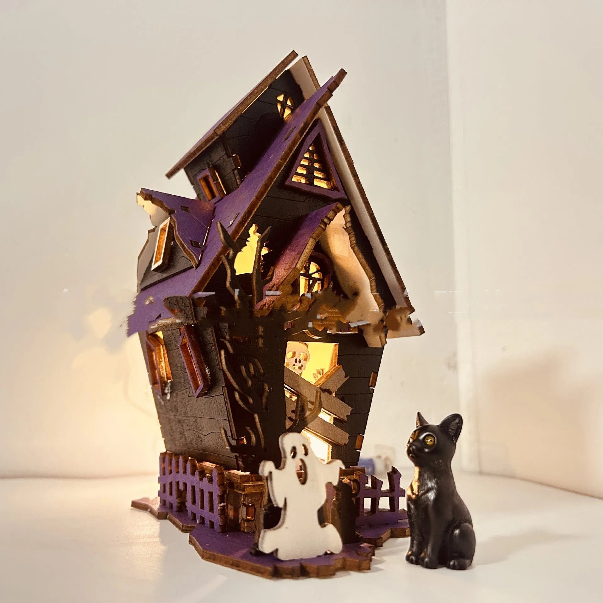 Wooden Halloween haunted house decoration with luminous paint, 14x10.5x19cm