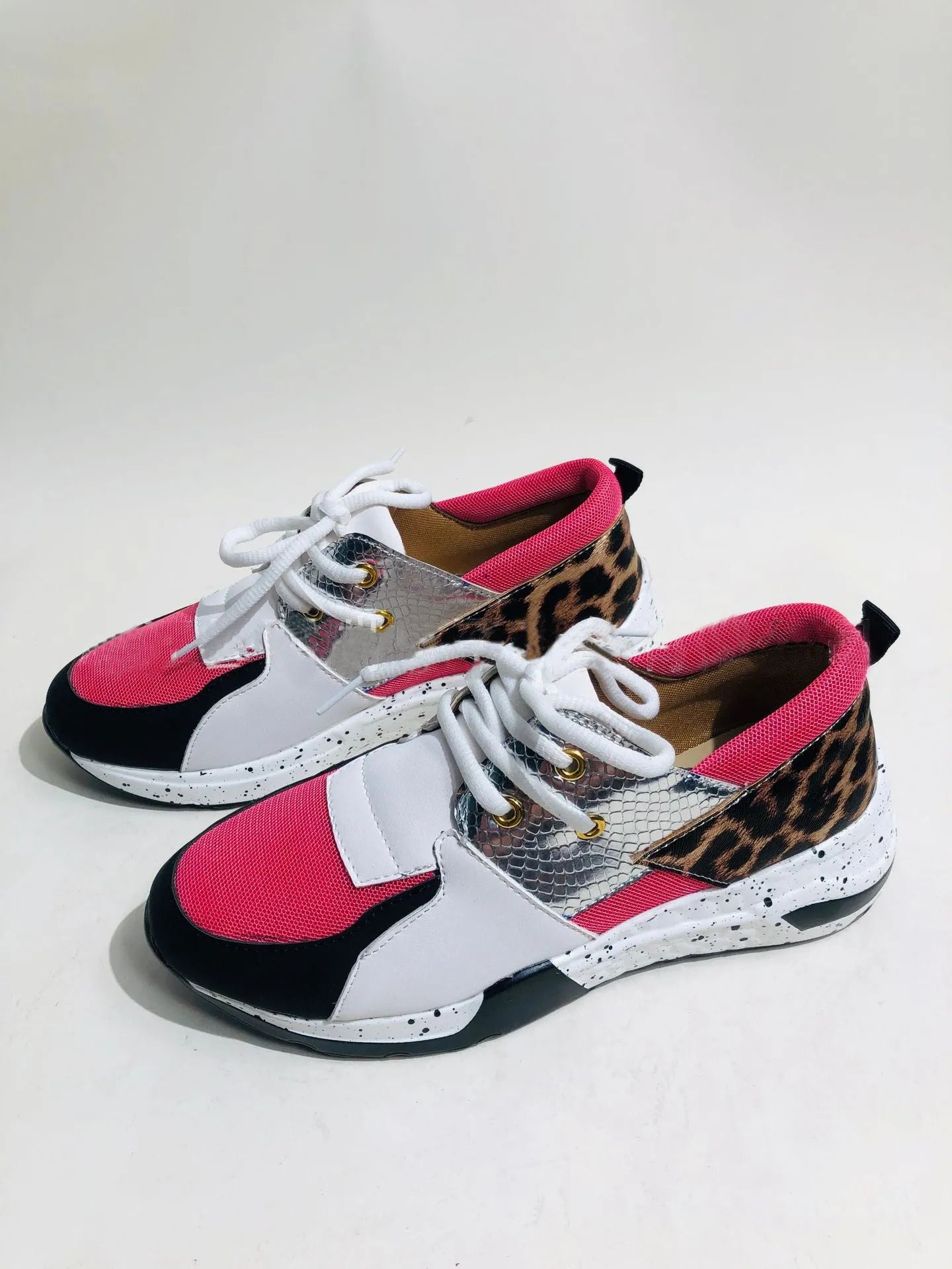 Women's casual flat sneakers with wedge heel in suede upper, available in multiple pattern options