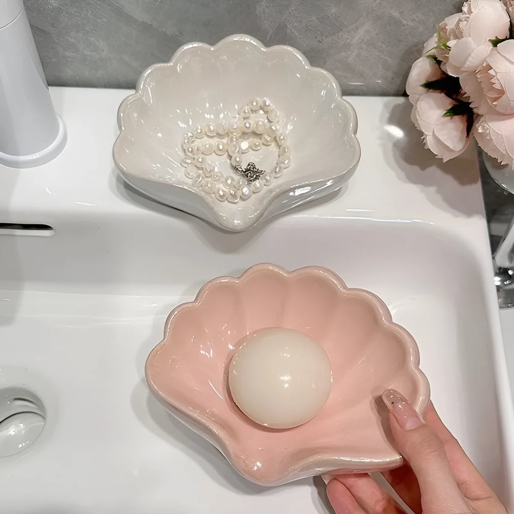 Plastic shell-shaped soap dish in pearl white colour with drainage design for bathroom use