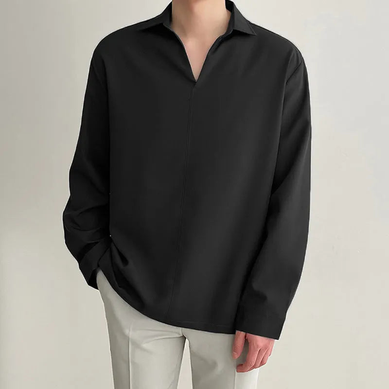 Man wearing a loose lapels casual shirt in solid colour with long sleeves.