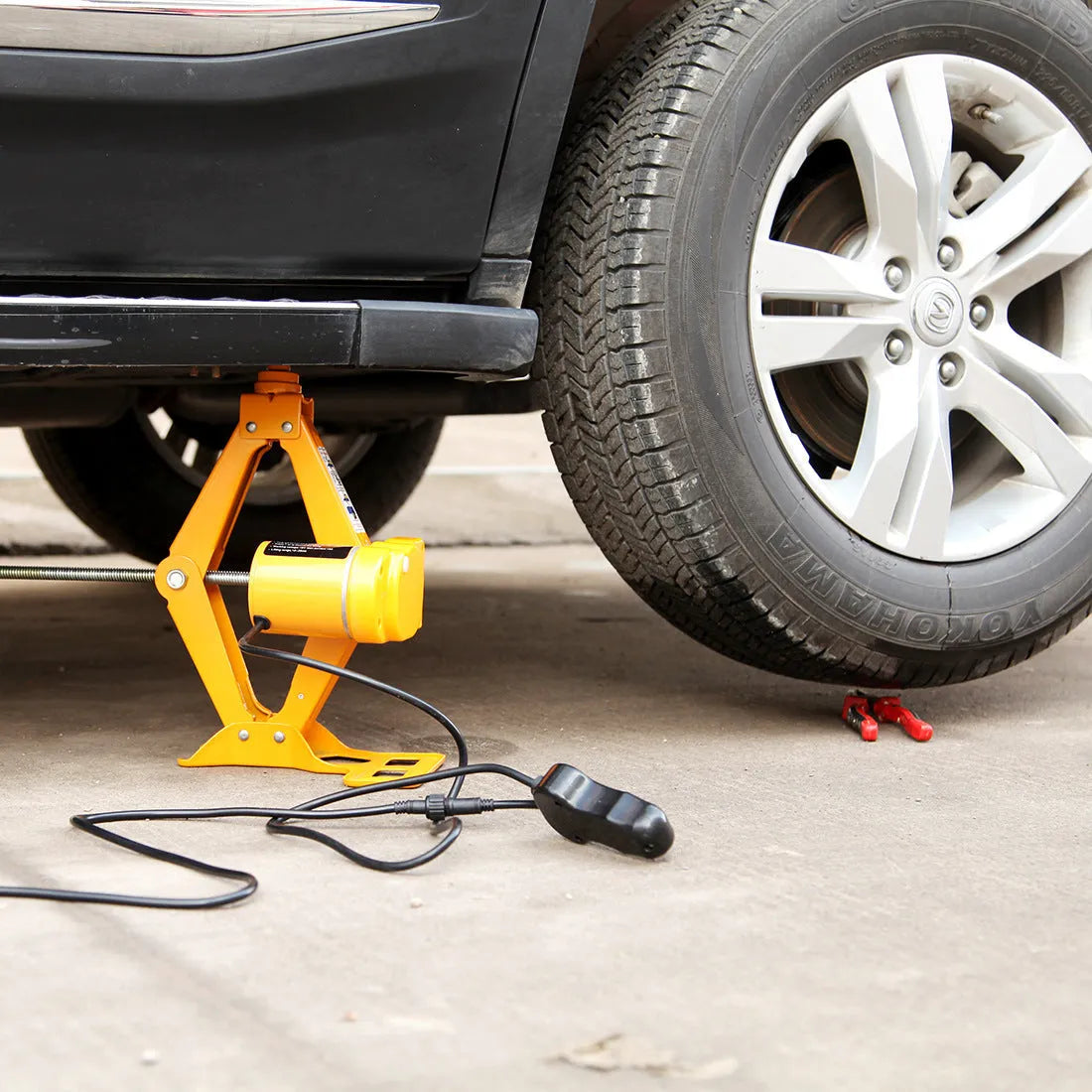 Vehicle-mounted electric jack kit with hydraulic construction and 2-ton lifting capacity