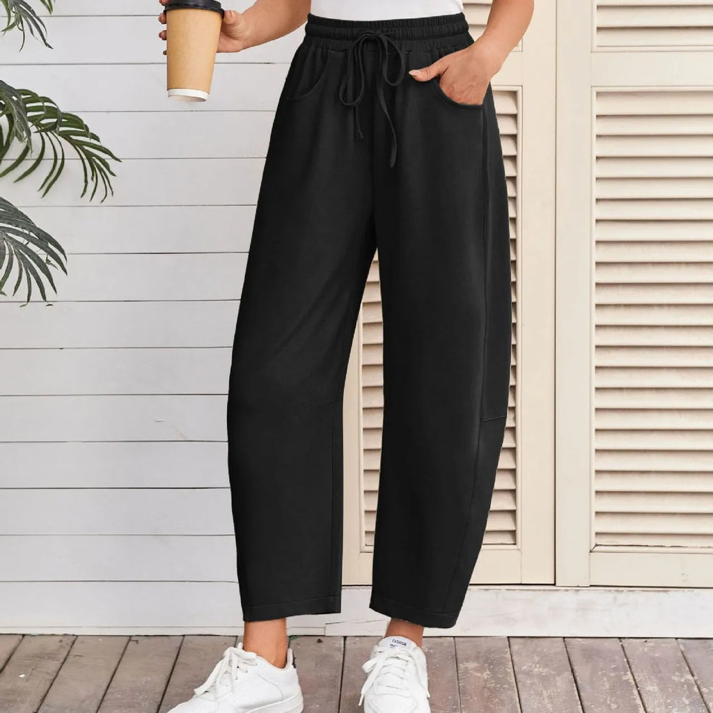 Loose cropped sweatpants with elastic drawstring waist and side pockets in cotton fabric