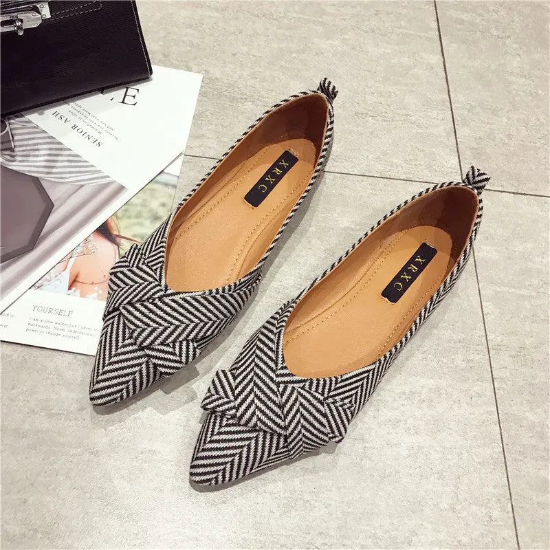 Women's pointed toe low heel flats in black and red colours with cotton upper