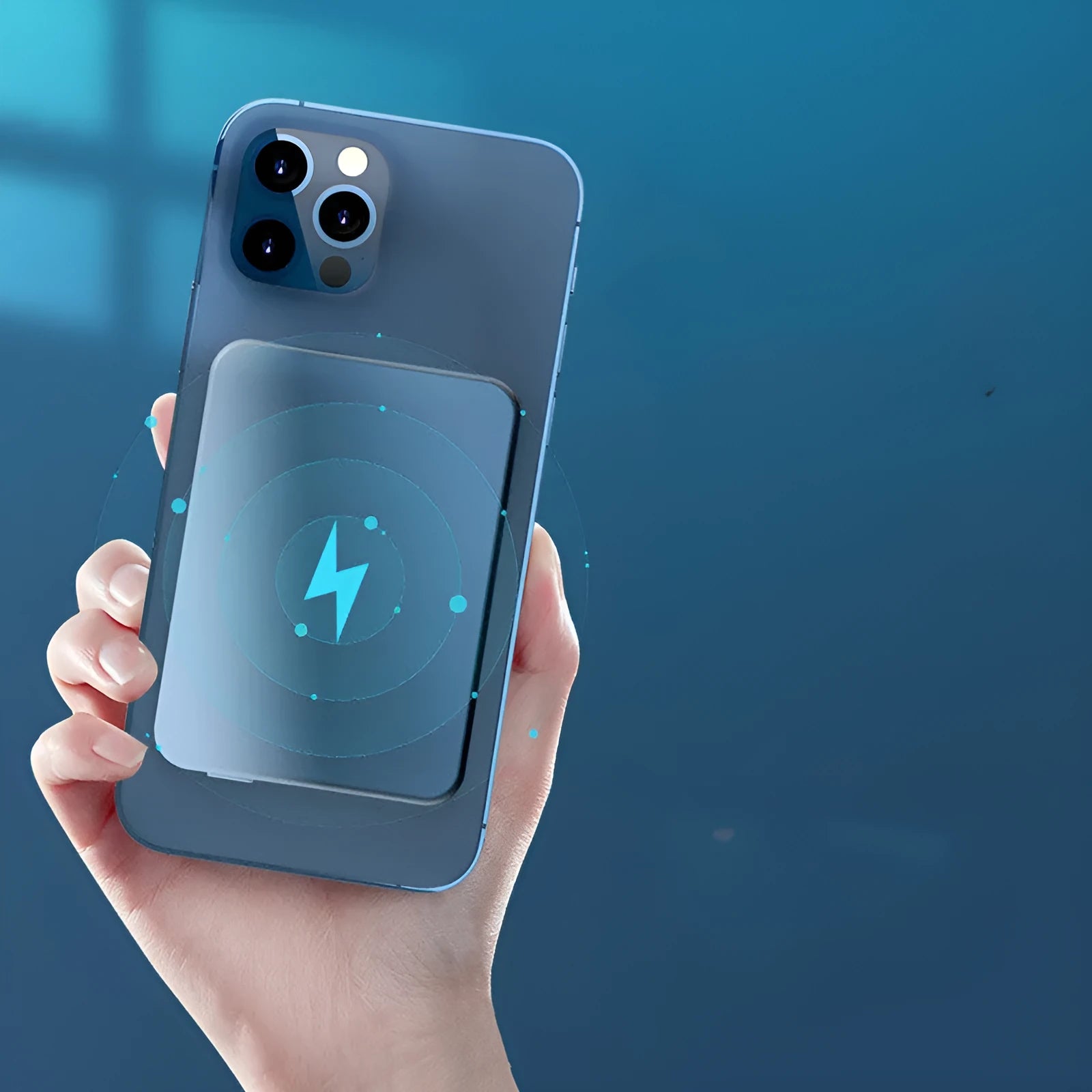 Silver aluminium magnetic wireless power bank for Apple devices with 5000mAh capacity