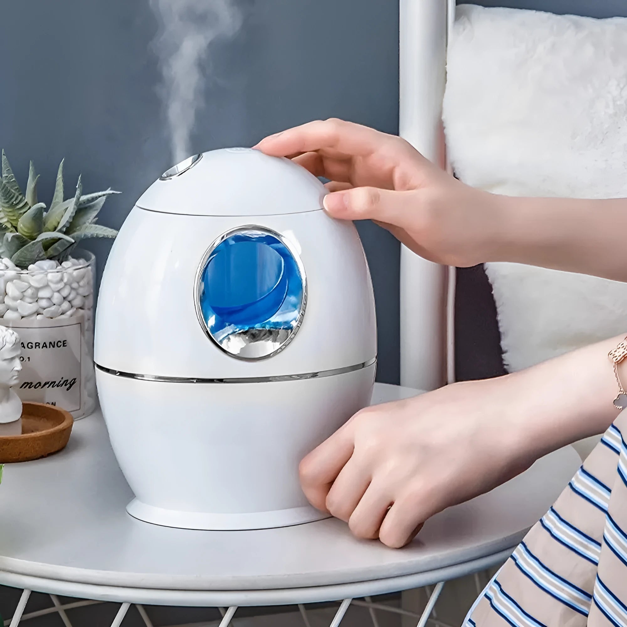 White round USB aromatherapy humidifier with quiet 36dB operation and 800ml water tank