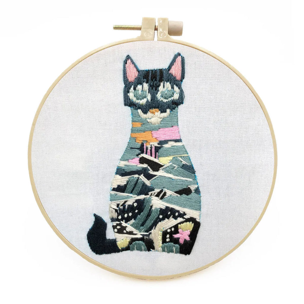 DIY embroidery kit with cotton linen fabric and hoop for three-dimensional cat designs