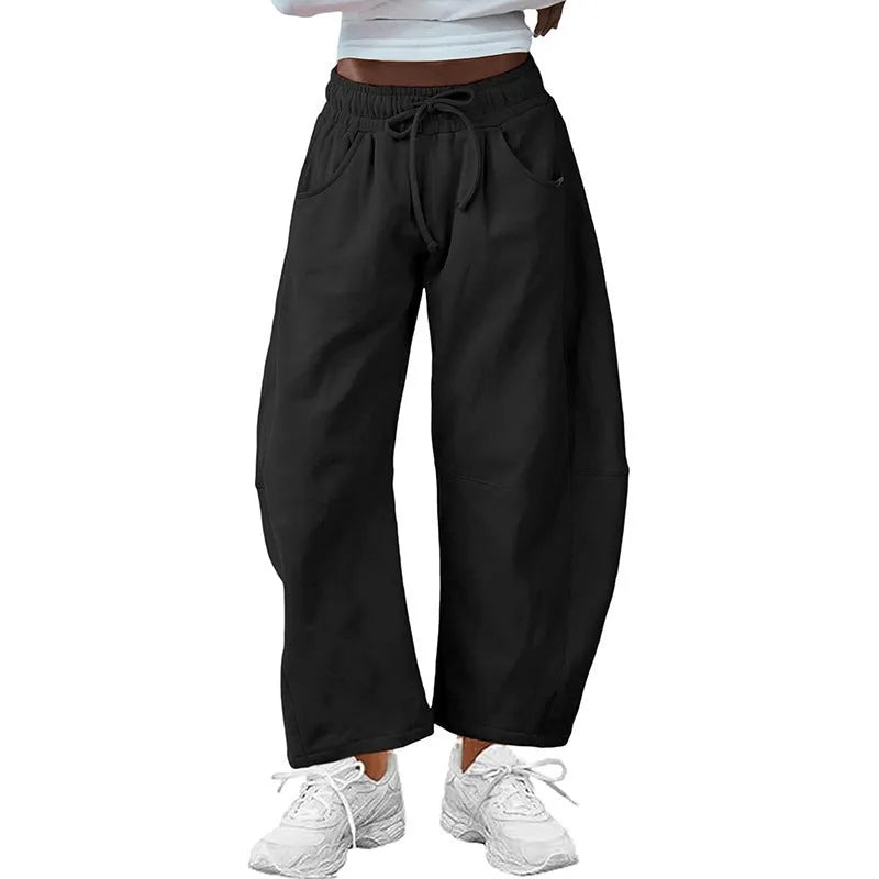 Loose cropped sweatpants with elastic drawstring waist and side pockets in cotton fabric