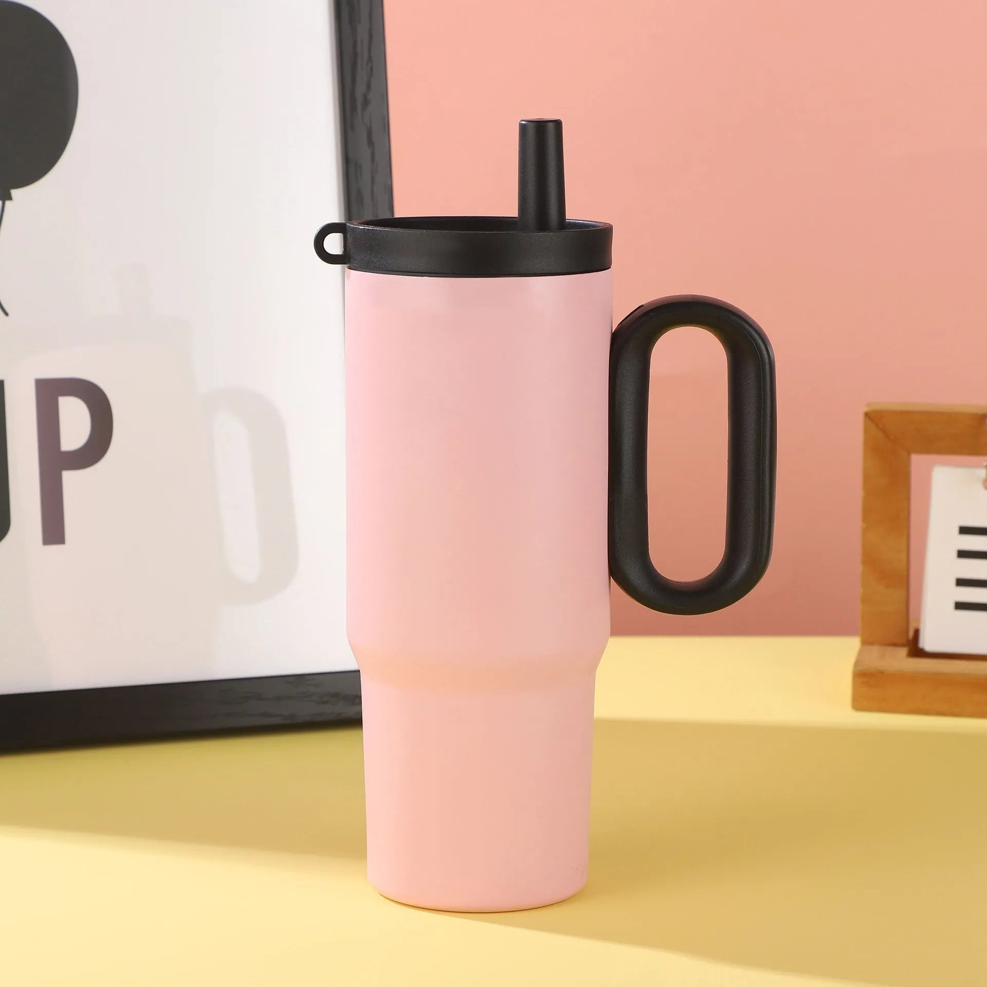 Insulated straw cup with handle in multiple colours showing 700ml capacity