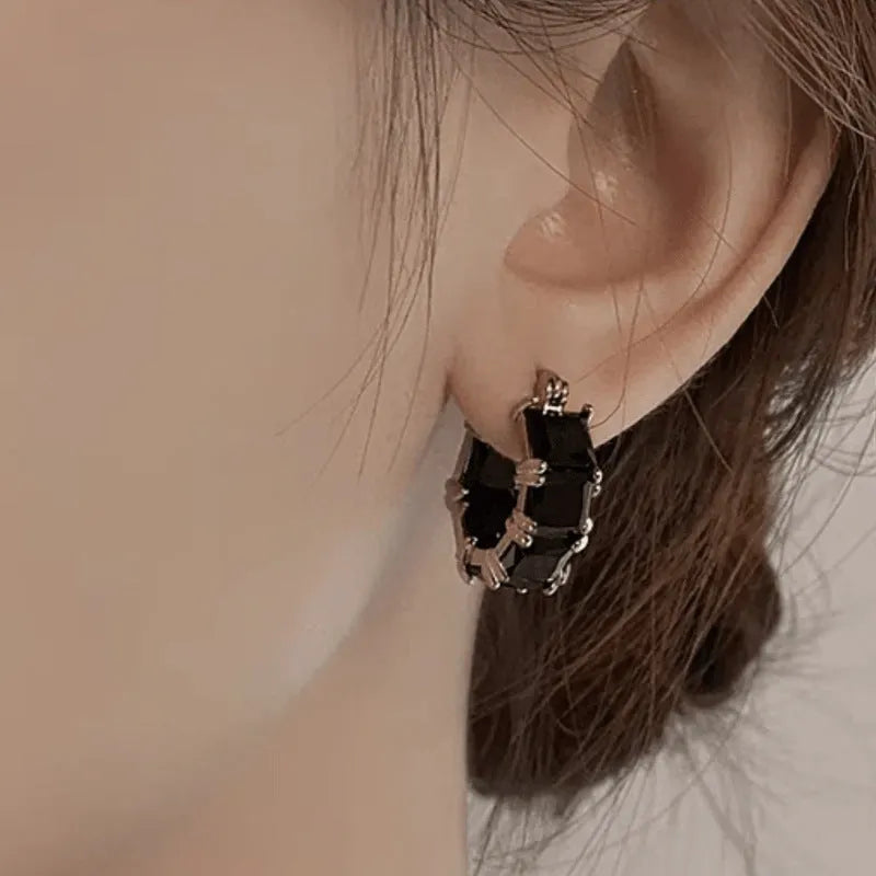 Geometric U-shaped gold-plated copper earrings with round elements and zircon accents in black, pink or white