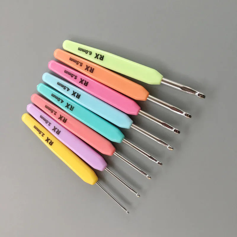Set of 16 crochet hooks with two handle types in a black PU storage pouch.