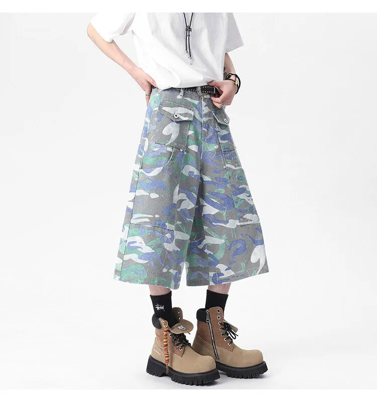Cropped straight-leg camouflage work trousers with a side pocket on a mannequin.