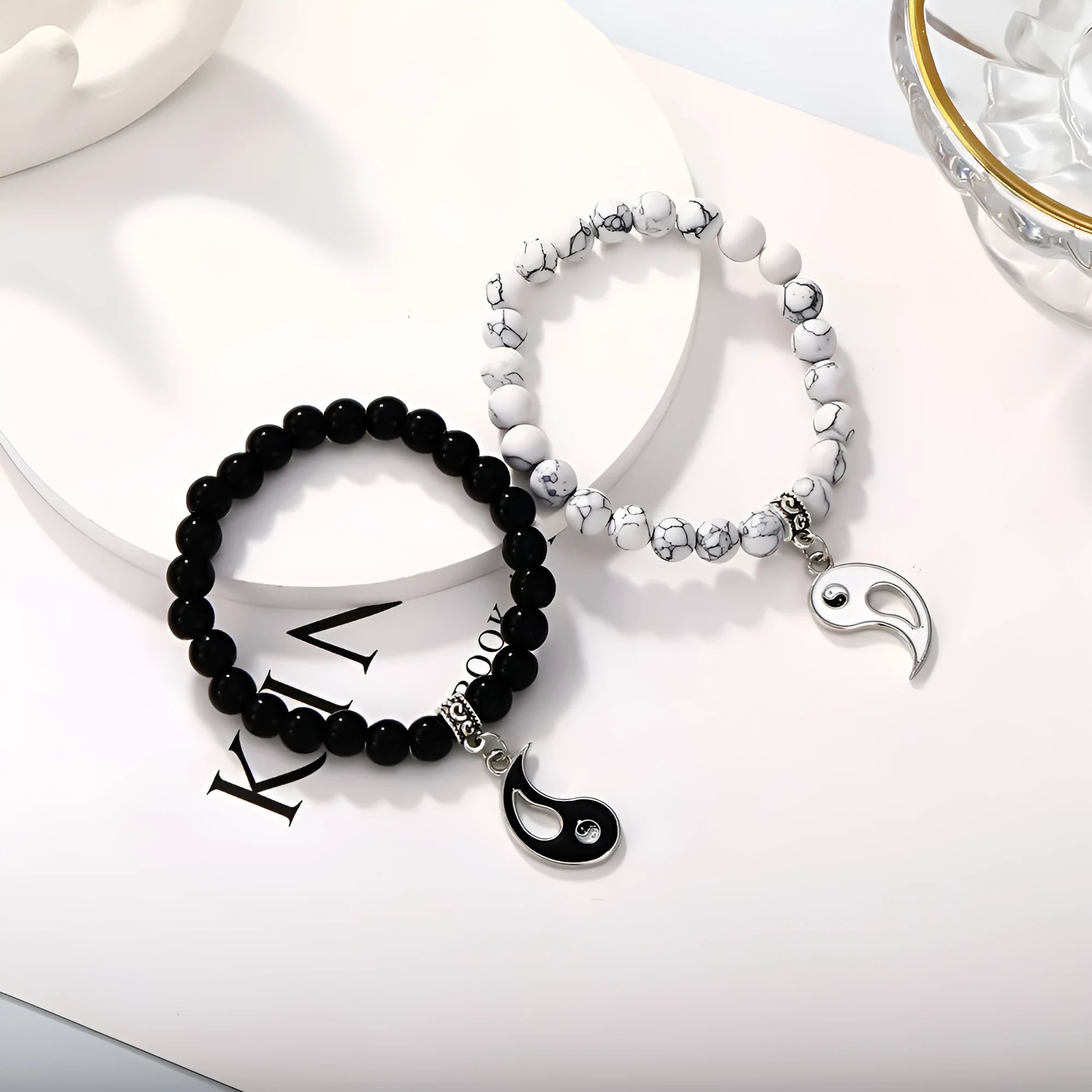 Geometric eight-diagram fashion bracelet in electroplated alloy with unisex design