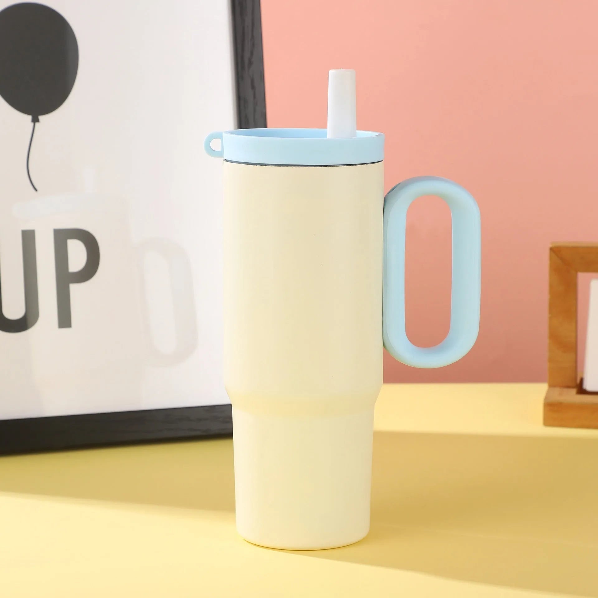 Insulated straw cup with handle in multiple colours showing 700ml capacity