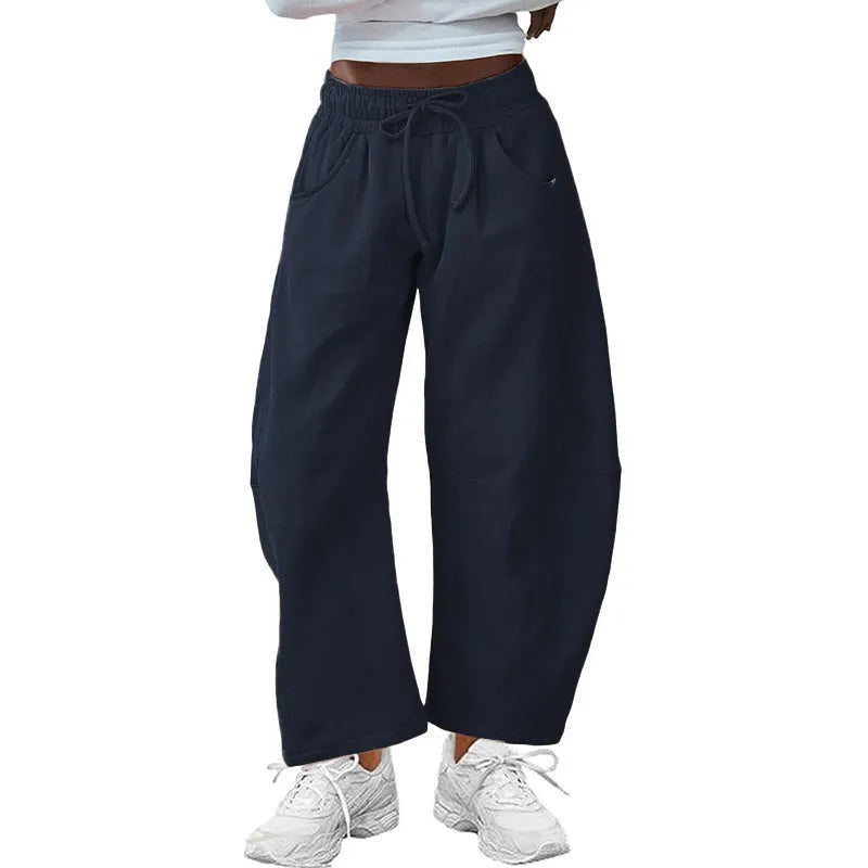 Loose cropped sweatpants with elastic drawstring waist and side pockets in cotton fabric