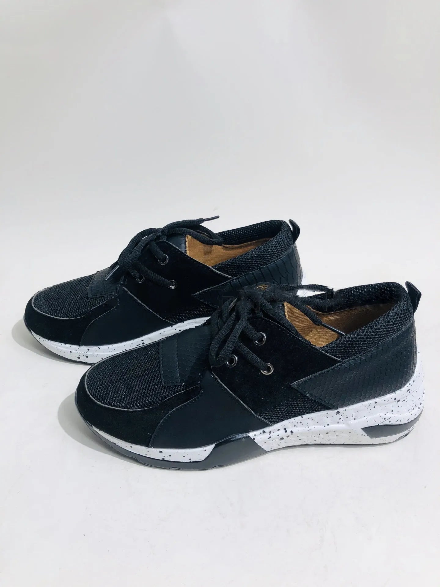 Women's casual flat sneakers with wedge heel in suede upper, available in multiple pattern options
