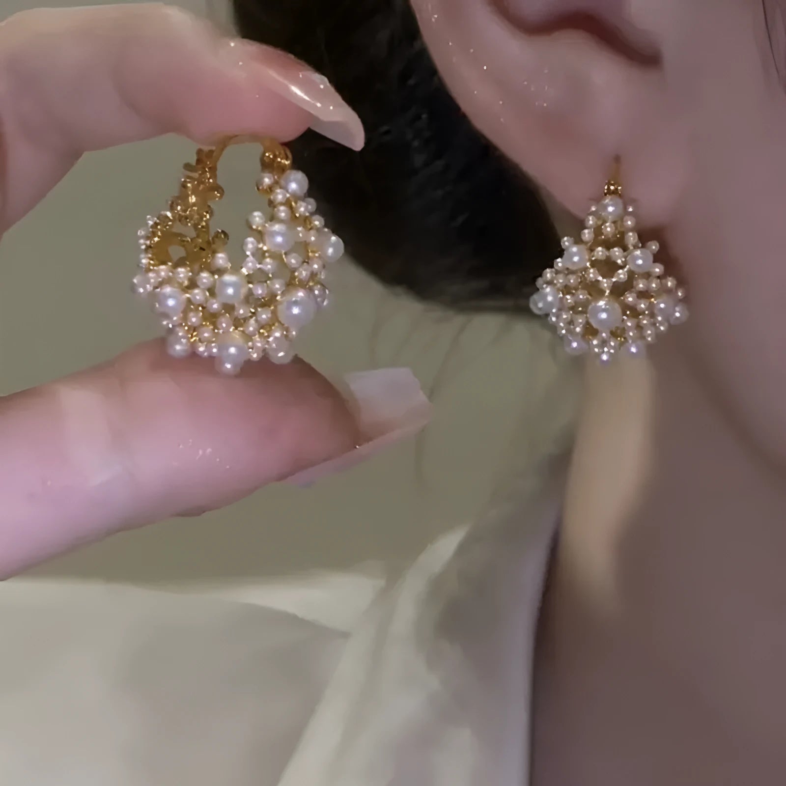 Gold-coloured copper flower basket earrings with rice-shaped bead decoration and pearl inlay detailing