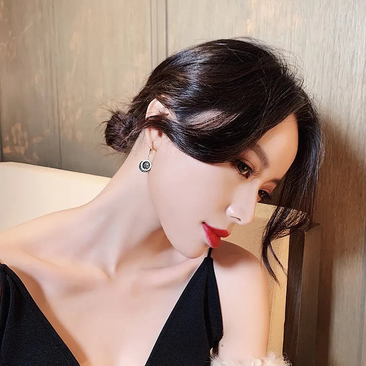 Black retro-style geometric round alloy earrings with a 3.6cm drop length.
