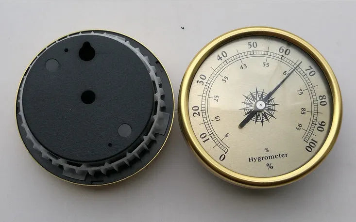 Analogue thermometer and hygrometer with aluminium ring and dial for home environment monitoring