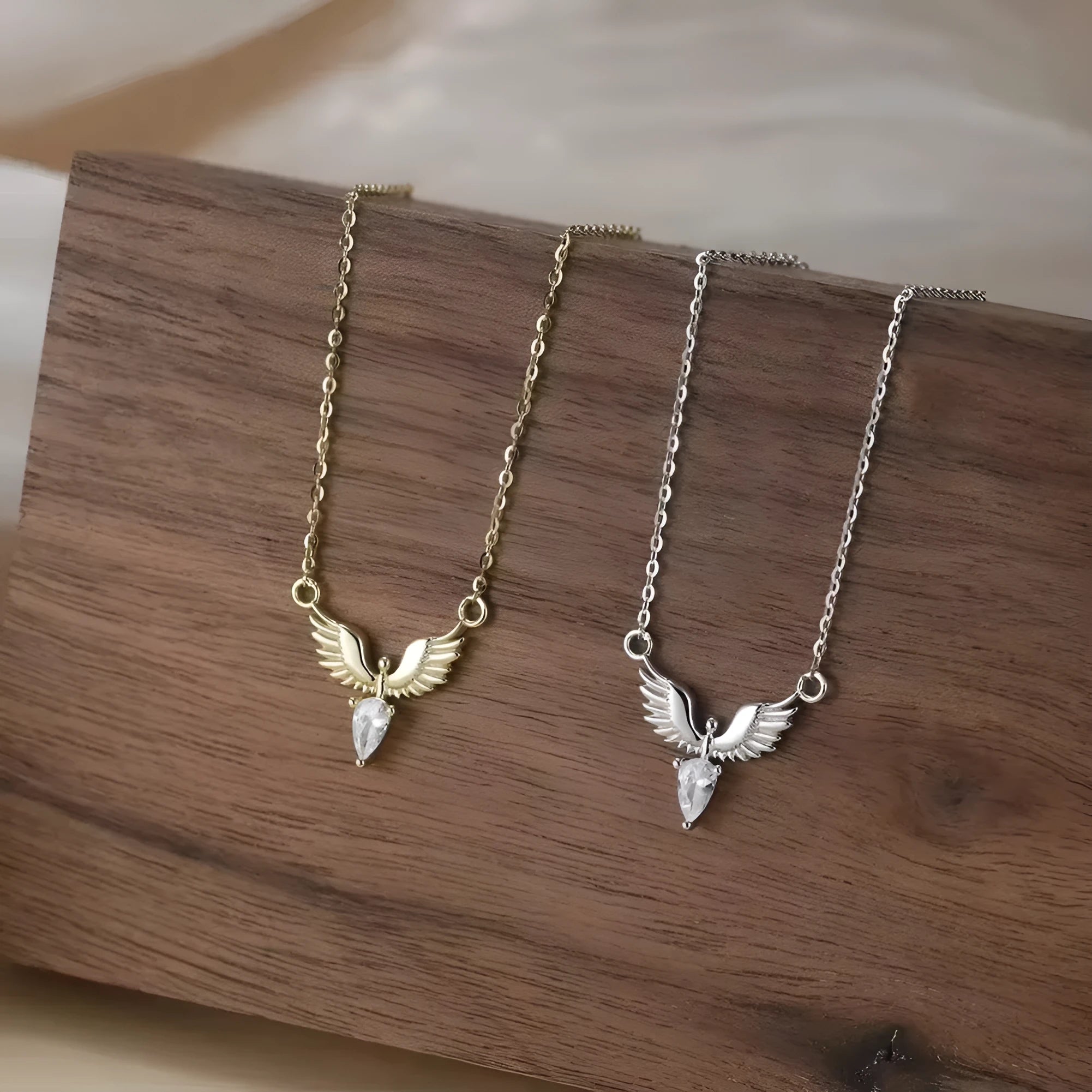 925 silver adjustable necklace with eagle pendant on O-ring chain in white gold or yellow gold colour.