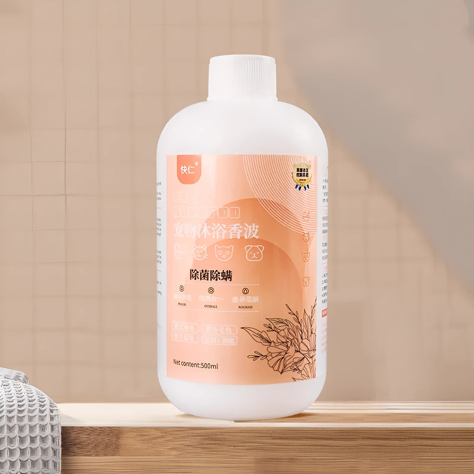 500ml bottle of pet shampoo with antibacterial and anti-mite properties for dogs and cats