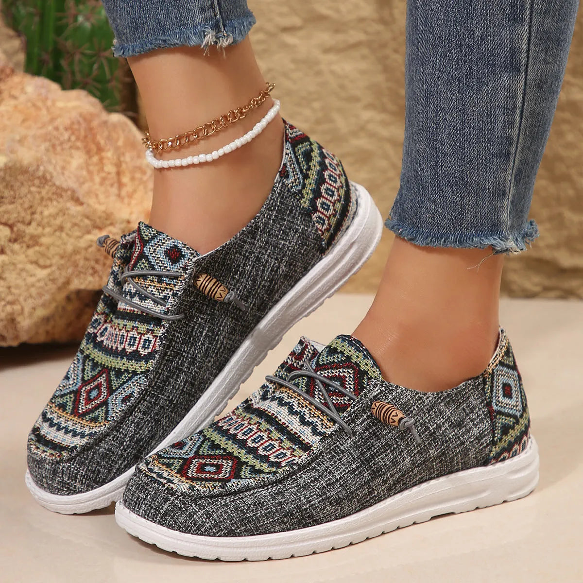 Women's flat round toe low-top shoes in black artificial PU with rubber sole