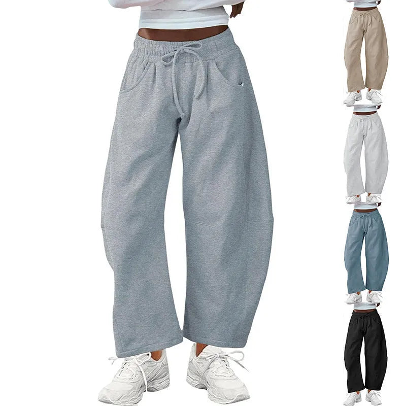 Loose cropped sweatpants with elastic drawstring waist and side pockets in cotton fabric