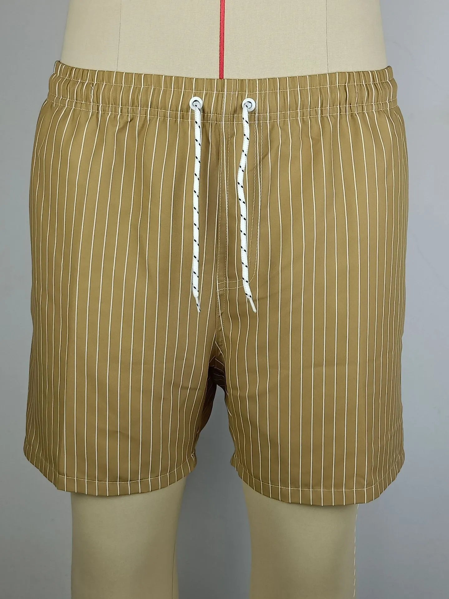 Striped men's beach shorts in navy blue with straight leg opening and polyester fabric