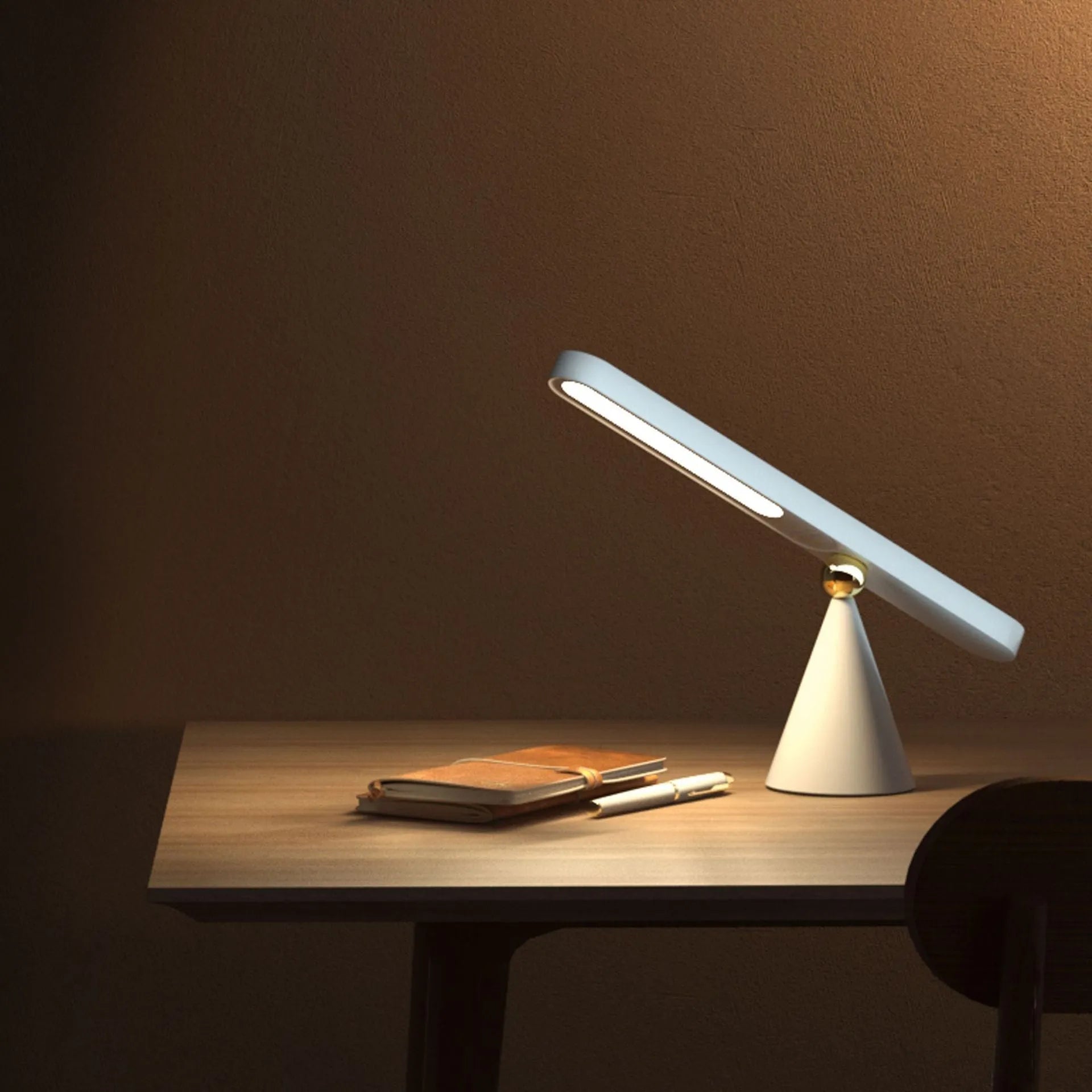 Geometric desk lamp with magnetic base in white or khaki colour