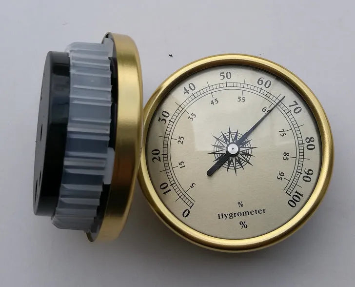 Analogue thermometer and hygrometer with aluminium ring and dial for home environment monitoring