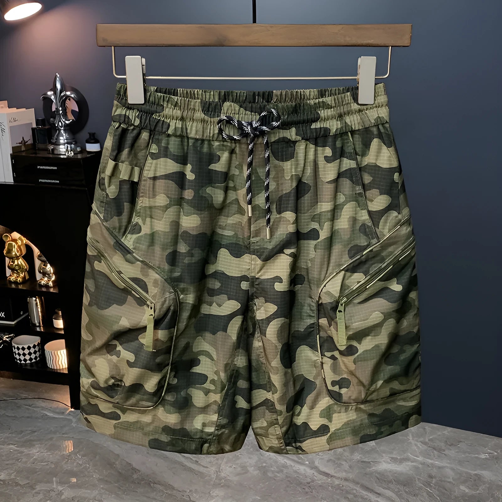 Men's camouflage cargo shorts in loose fit with cargo pockets and cotton blend fabric