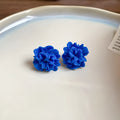 Women's geometric cloth earrings with round elements and silver needle-blue resin flower colour design