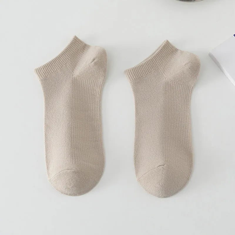 Solid colour low-cut polyester boat socks for men on a neutral background.