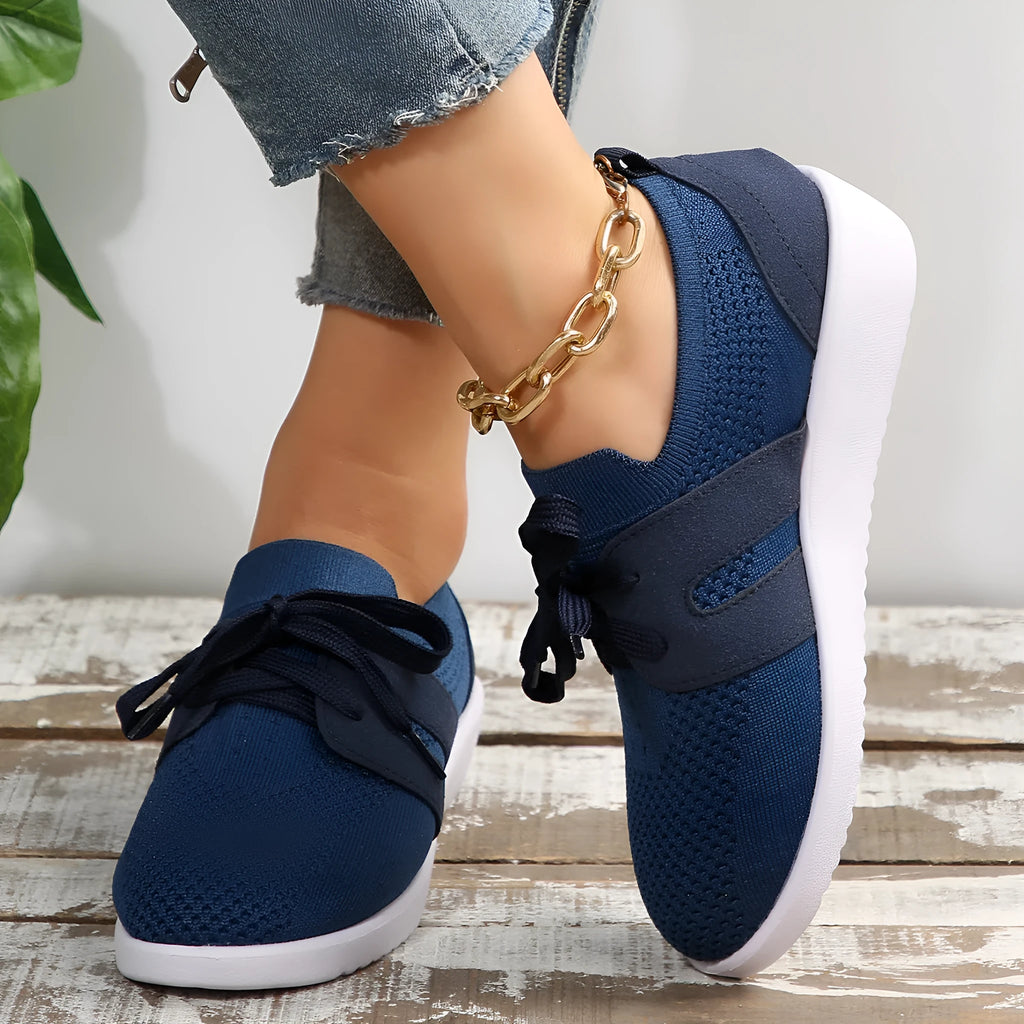 Casual women's sports shoes with mesh lining, rubber sole, front lace-up, low heel, round toe in black