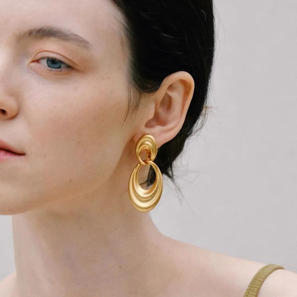 Copper double circle earrings in quicksand colour with a U-shaped French retro silhouette.