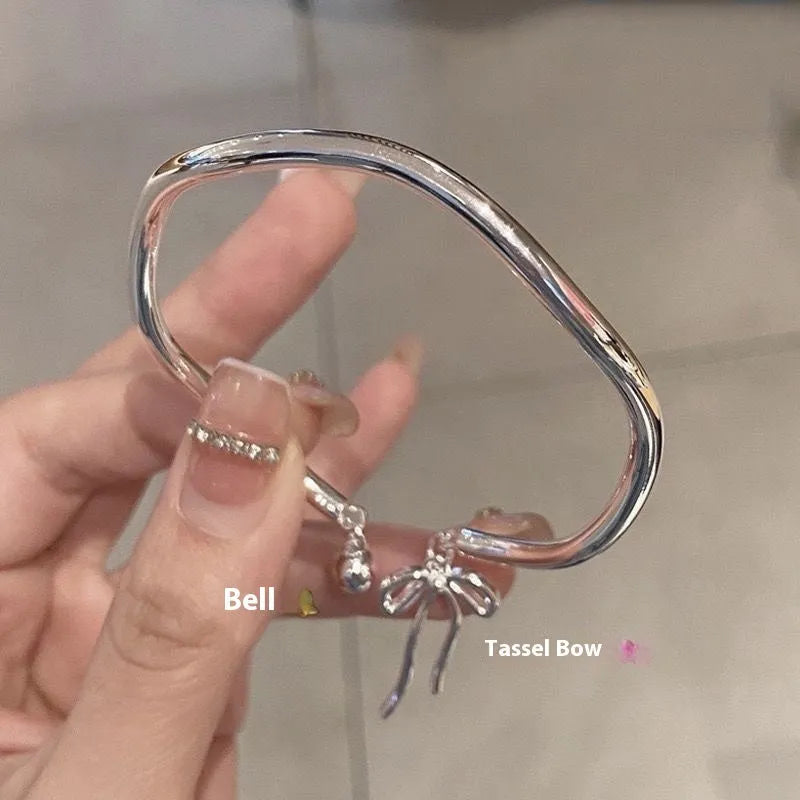 Silver bow-shaped adjustable bracelet made of electroplated zinc alloy with opening band design