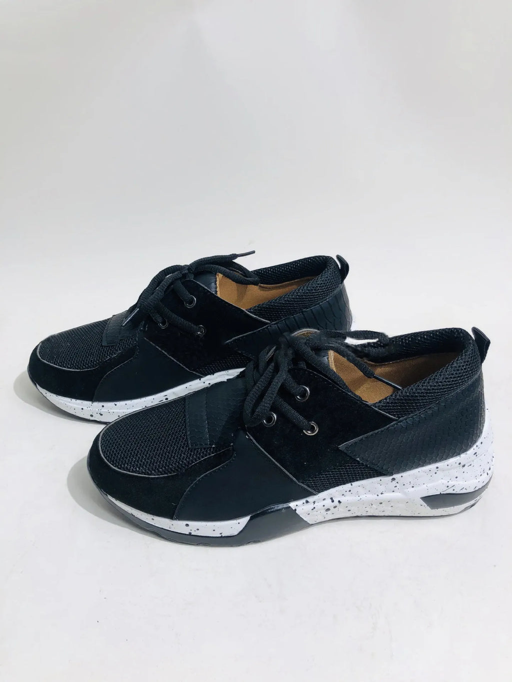 Women's casual flat sneakers with wedge heel in suede upper, available in multiple pattern options