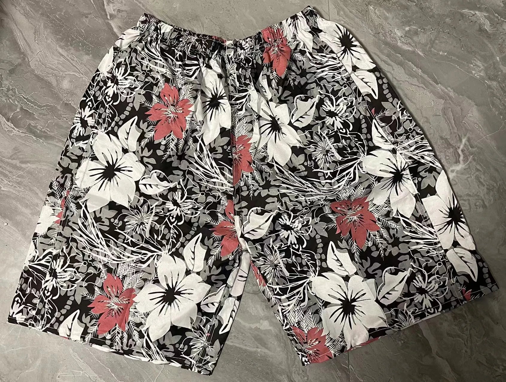 Men's floral printed swimming trunks with five-point design in quick-dry polyester material