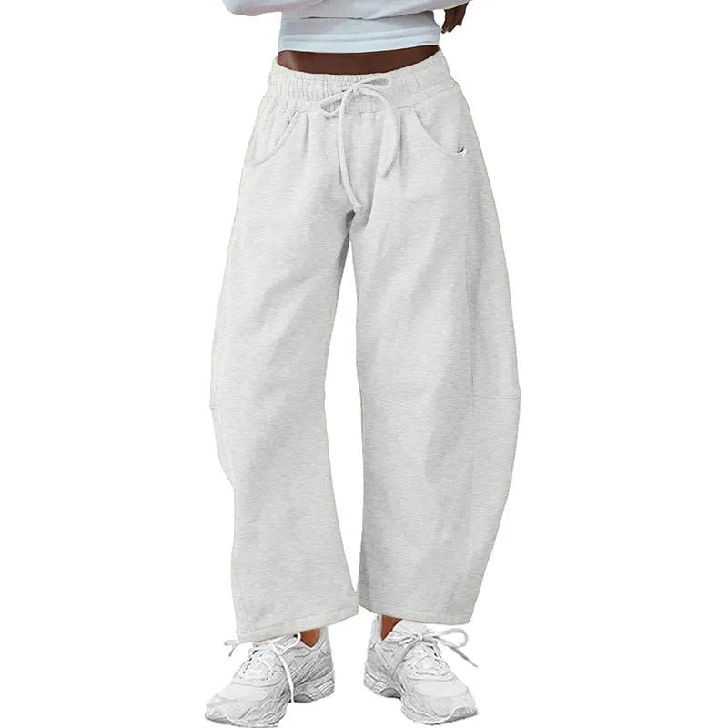 Loose cropped sweatpants with elastic drawstring waist and side pockets in cotton fabric