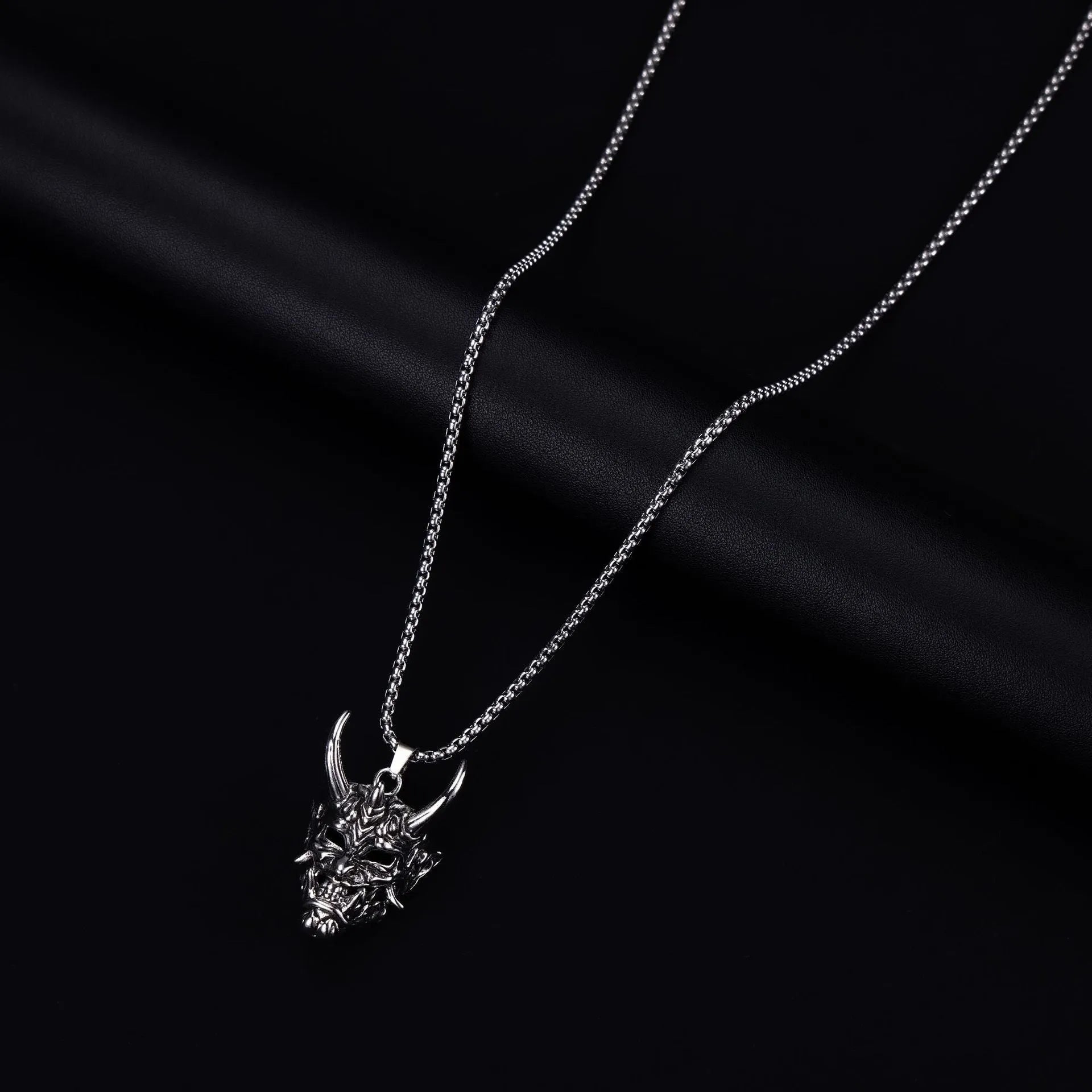 Men's silver electroplated vintage necklace with 40mm x 27mm zinc alloy pendant