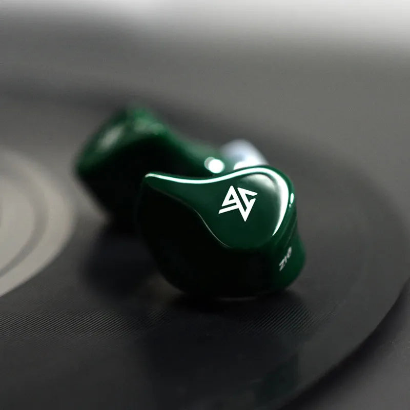 Z1 true wireless Bluetooth in-ear headphones in black and green colour options.