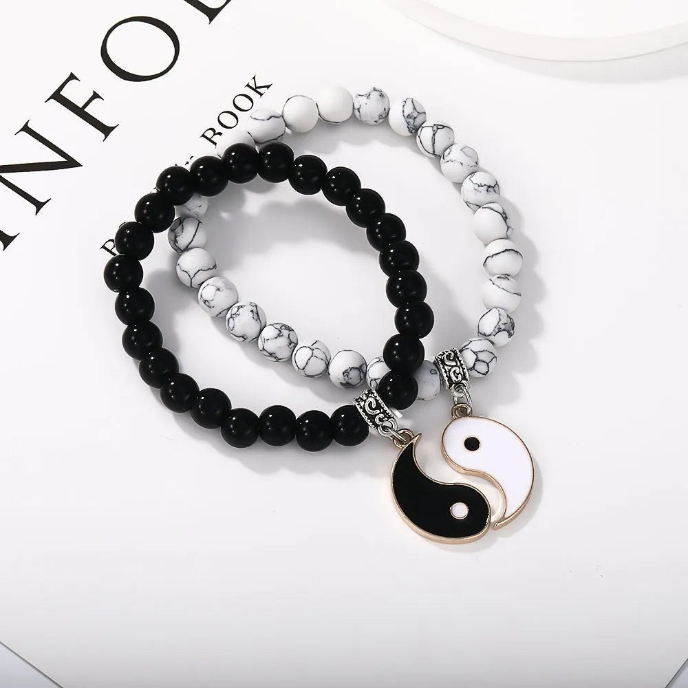 Geometric eight-diagram fashion bracelet in electroplated alloy with unisex design